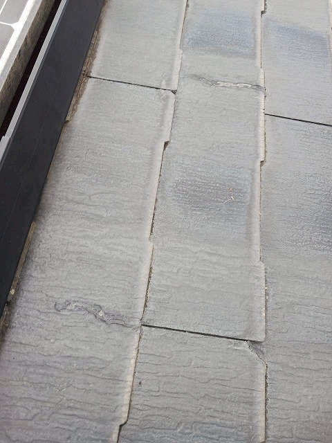 飯能市で太陽光パネルの定期点検時に屋根の異常を指摘され、カラーベストが割れていたのでカバールーフをご提案